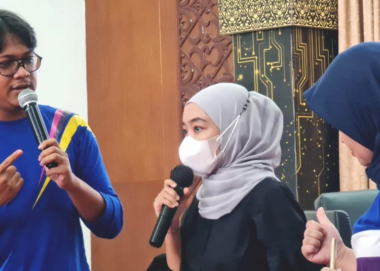 Fasilitator XL Axiata Future Leaders, Robi Kurnia (kiri) saat memberikan pembekalan kepada salah seorang wisudawan Universitas Andalas Padang.(ist)