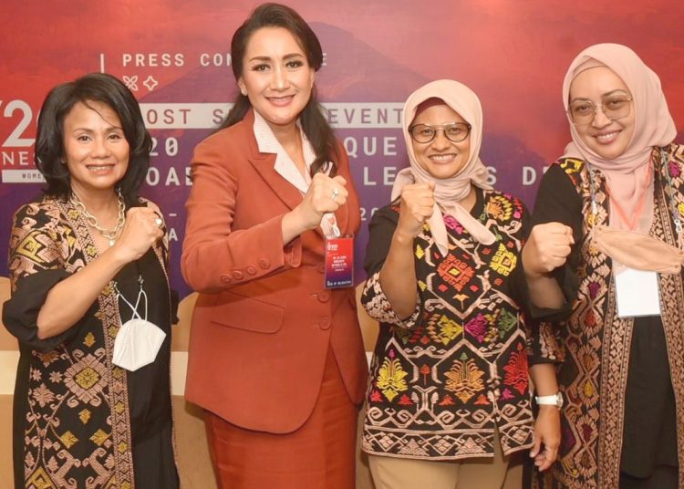 Ki-ka : Chair W20 Indonesia, Hadriani Uli Silalahi, Ketua Umum Kowani, Giwo Rubianto, Co-Chair W20 Indonesia, Dian Siswarini, dan Communication Team W20 Indonesia, Tri Wahyuningsih pada Post Summit W20 Indonesia, Minggu. (ist)