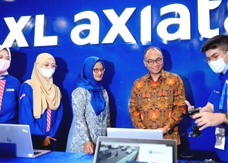 Presiden Direktur & CEO XL Axiata, Dian Siswarini (tengah) bersama Direktur & Chief Technology Officer XL Axiata, I Gede Darmayusa (kedua dari kanan) menyaksikan demonstrasi proyek AIoT awardees XL Axiata Future Leaders di acara AIoT Project Exhibition di Jakarta, Minggu.(ist)