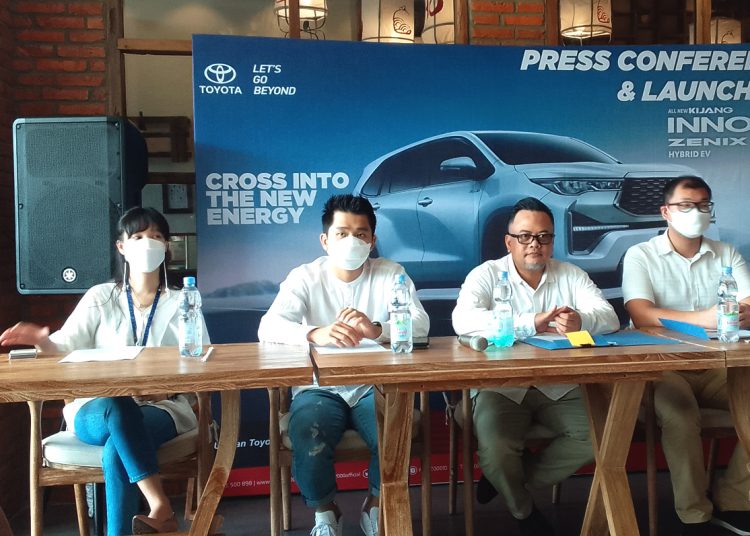 Syaifuddin Zuhri, Branch Manager Autor200 Kalimantan Barat memperkenalkan 
Kijang Innova Zenix dalam konferensi pers di Pontianak, Selasa.(matra)