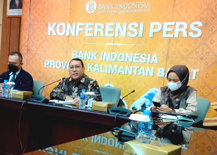 Agus Chusaini, Kepala Kantor Perwakilan (KPw) Bank Indonesia (BI) Provinsi Kalimantan Barat (tengah).(matra)