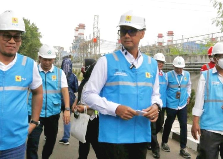 Direktur Utama PLN, Darmawan Prasodjo mengecek kesiapan PLTGU Tambak Lorok, Semarang.(ist)