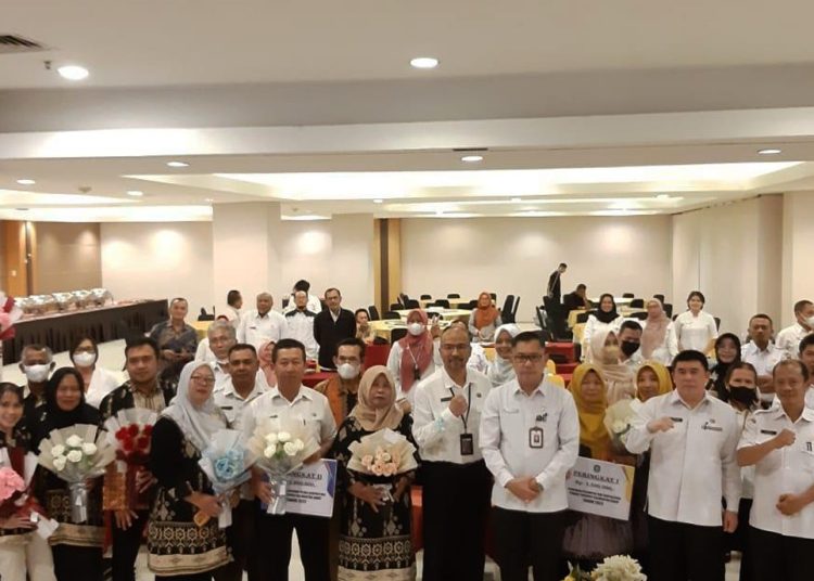 Foto bersama  Staf Ahli Bidang Perekonomian dan Pembangunan Gubernur Kalbar, Cristianus Lumano.(ist)