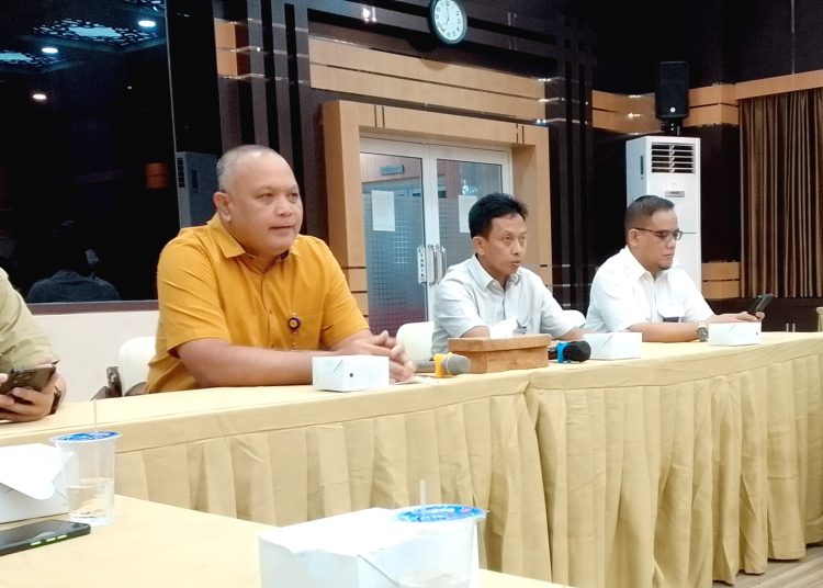 General Manager PLN UID Kalbar, Mochamad Soffin Hadi dan General Manager PLN UIKL Kalimantan, Abdul Salam Nganro membuka dan melepas para jurnalis menuju Singkawang dari Kantor PLN UID Kalbar, Kamis.(matra)