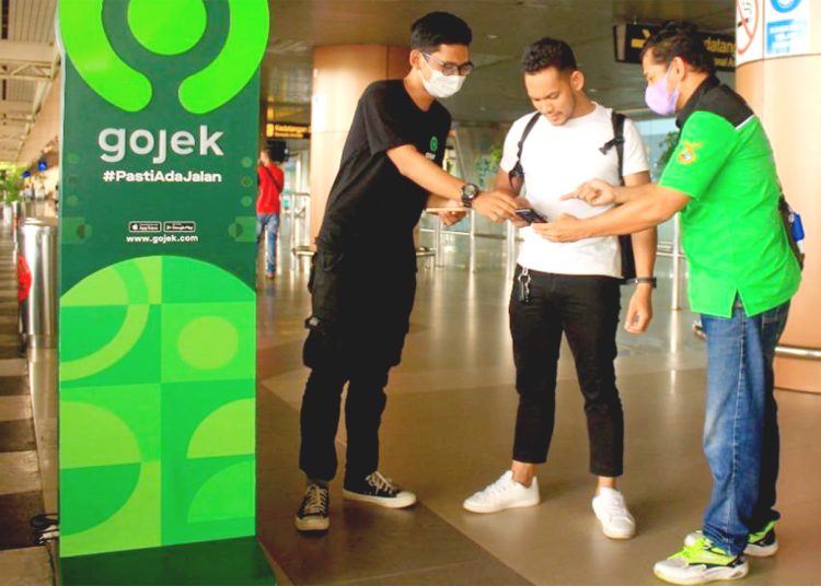 Pelanggan GoCar Instan dapat memesan layanan GoCar Instan yang tersedia di pintu kedatangan Bandara Internasional Supadio Pontianak, Kalimantan Barat.(ist)