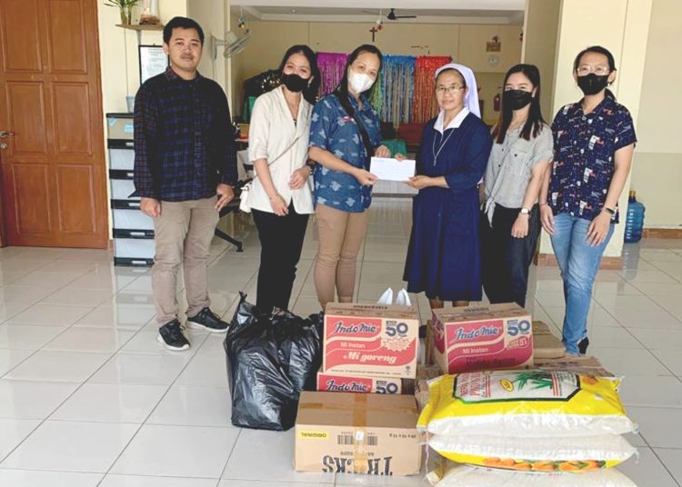 Kru Astra Motor Kalimantan Barat menyerahkan bantuan sembako ke Panti Jompo Graha Werdha Marie Joseph, Selasa.(ist)