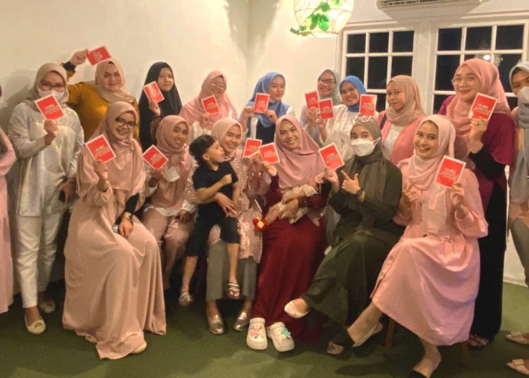 Hijabers Community Pontianak mengikuti edukasi safety riding Astra Motor Kalbar.(ist)