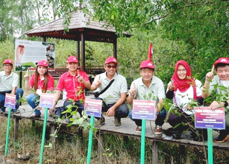 Manajemen Yayasan AHM dan PT Trio Motor Bersama Founder Sahabat Bekantan Indonesia kanan ke dua)  melakukan penanaman pohon mangrove di kawasan Stasiun Riset Bekantan, Pulau Curiak, Kabupaten Barito Kuala, Kalsel.(ist)