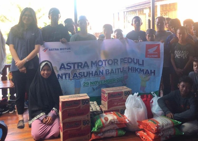 Tim Astra Motor Kalimantan Barat foto bersama usai membagikan sembako ke Panti Asuhan Baitul Hikmah.(ist)