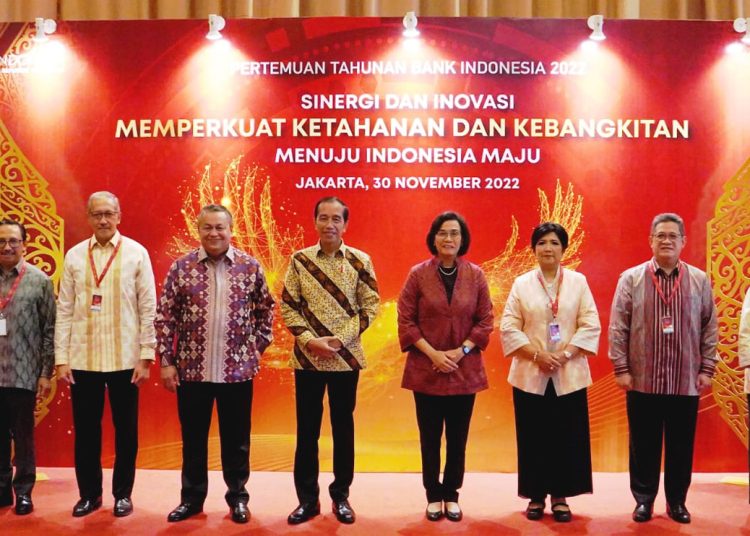 Gubernur BI Perry Warjiyo bersama Presiden Jokowi dan Menkeu Sri Mulyani pada acara PTBI, Rabu.