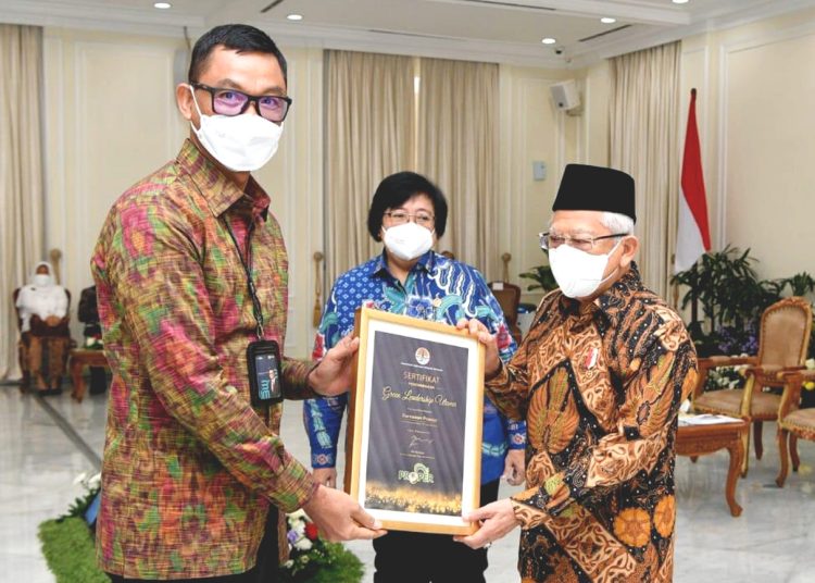 Direktur Utama PLN Darmawan Prasodjo menerima penghargaan sebagai CEO Green Leadership Utama dari Wapres Ma'ruf Amin.(ist)
