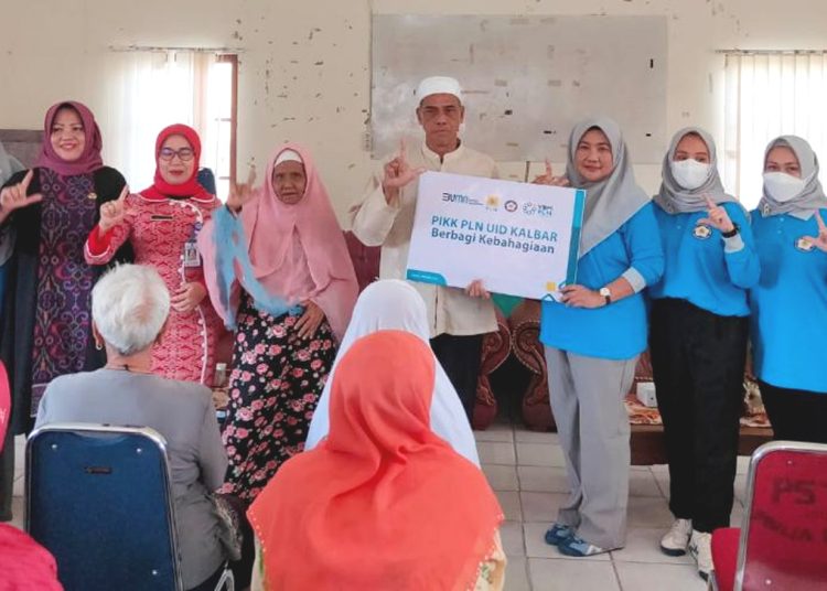 Bakti sosial Persatuan Istri Karyawan Karyawati (PIKK) PLN UID Kalbar.(ist)