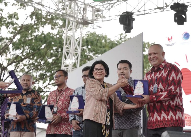 General Manager PLN UID Kalbar, Mochamad Soffin Hadi menerima penghargaan dari Kementerian BUMN.(ist)