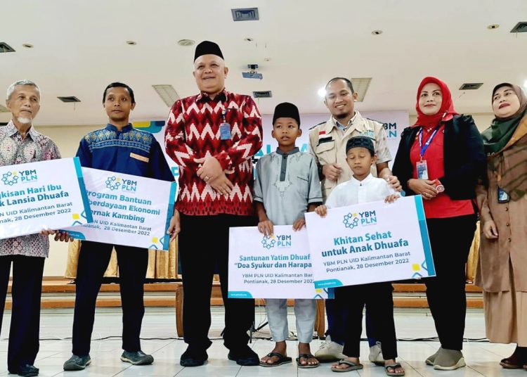 General Manager PLN UID Kalbar, Mochamad Soffin Hadi membagikan santuan untuk anak-anak yatim dan dhuafa.(ist)