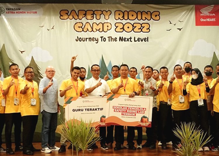 Ketua Yayasan AHM Ahmad Muhibbuddin memberikan apresiasi kepada SMK Mitra Industri MM2100 sebagai pengelola Safety Riding Lab Astra Honda terbaik pada tahun 2022.(ist)
