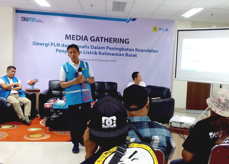 Abdul Salam Nganro, General Manager PLN UIKL Kalimantan memaparkan kondisi kelistrikan dalam Media Gathering, Jumat.(matra)