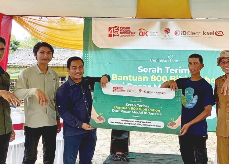 Kepala BEI Kalbar, Taufan Febiola menyerahkan bantuan bibit pohon di Mempawah Mangrove Park, Kabupaten Mempawah, Kalimantan Barat.(ist)