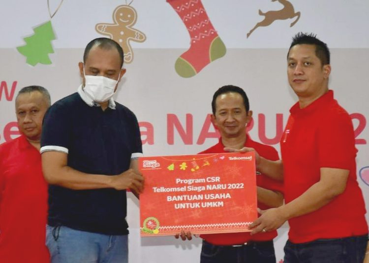 Vice President Corporate Communications Telkomsel Saki Hamsat Bramono (kanan) menyerahkan secara simbolis bantuan untuk masyarakat dalam rangkaian Program Telkomsel Siaga di Kota Ambon, Kamis.(ist)
