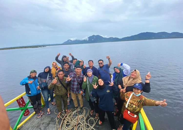 Menyusuri Taman Nasional Danau Sentarum yang penuh keindahan.