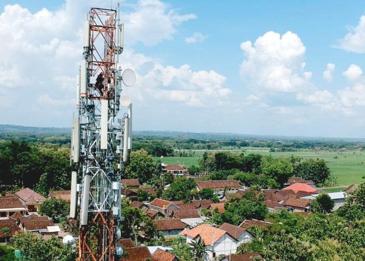 Teknisi melakukan pengecekan jaringan pada perangkat Base Transceiver Station (BTS) milik XL Axiata di Kecamatan Mantingan, Kabupaten Ngawi, Jawa Timur, Selasa.(ist)
