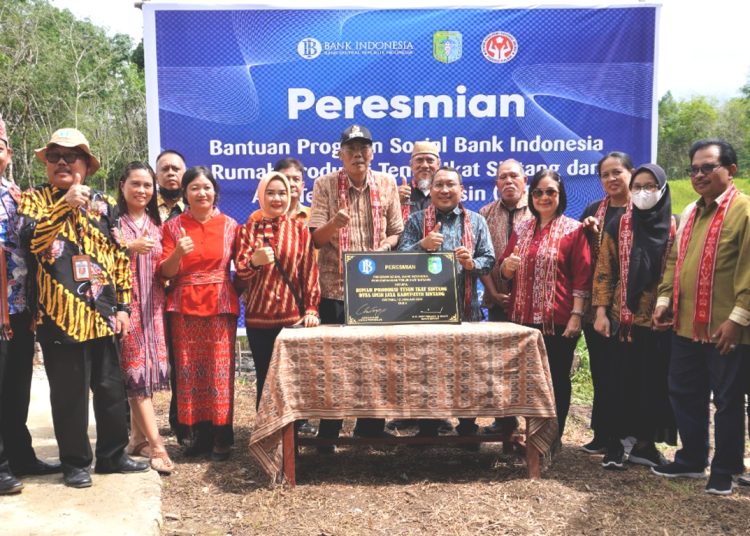 Peresmian Rumah Produksi Tenun Ikat Sintang, Kalimantan Barat, Kamis.(ist)
