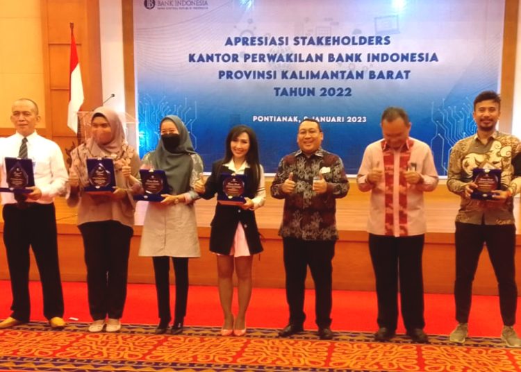 Agus Chusaini Kepala Kantor Perwakilan Bank Indonesia (KPw BI) Kalbar (tengah) foto bersama stakeholders.(matra)