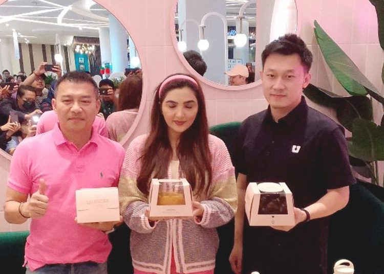 Pasangan keluarga Asix, Anang- Ashanty bersama Raymond Ibrahim, CEO Dailybox saat peresmian Lu'miere di Pontianak, Sabtu.(matra)