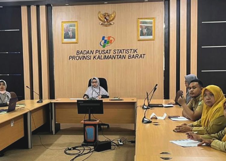 Sari Mariani, Ketua Tim Kesra dan Hansos BPS Kalbar saat rilis BRS (Berita Resmi Statistik), di Pontianak, Senin.(ist)