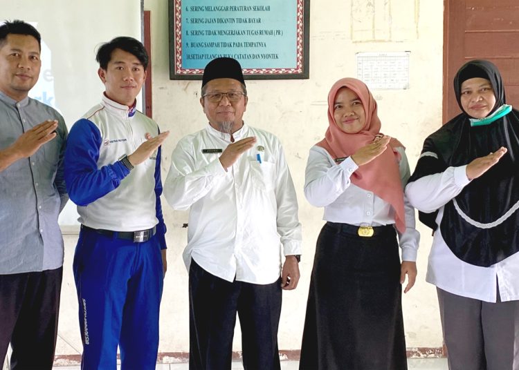 Instruktur safety tiding berfoto bersama kepala sekolah, dan jajaran pengurus sekolah SMA N 2 Sungai Raya, Kabupaten Kubu Raya, Kalimantan Barat.(ist)