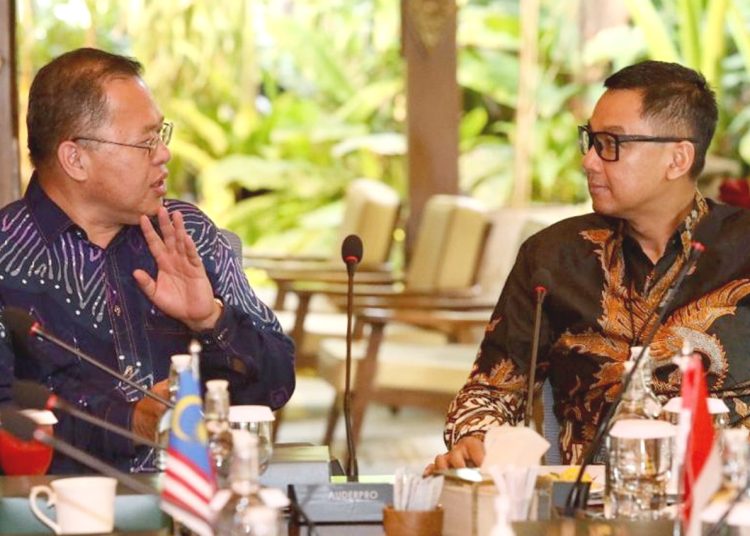 CEO PLN, Darmawan Prasodjo (kanan) dan CEO perusahaan listrik Malaysia, Tenaga Nasional Berhad (TNB).(ist)