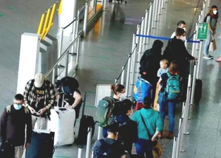 Antrean penumpang di Bandara Frankfurt, saat penyebaran wabah Covid -19 berlanjut, di Frankfurt, Jerman.(antara)
