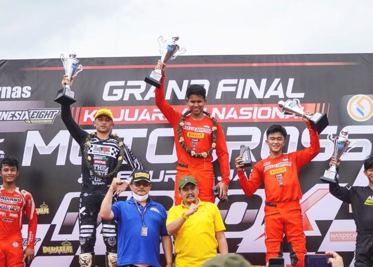 Crosser AHRT M. Delvintor Ali (tengah) menjuarai Kejurnas Motocross 2022 pada kelas MX 2 dengan melakukan sapu bersih podium tertinggi di setiap seri. Sementara rekannya Nuzul Ramzidan (kedua kanan), meraih posisi ketiga. Capaian ini dikukuhkan pada seri grand final yang diselenggarakan di sirkuit Grand Wisata Bekasi, Jawa Barat pada 28-29 Januari 2023.(ist)