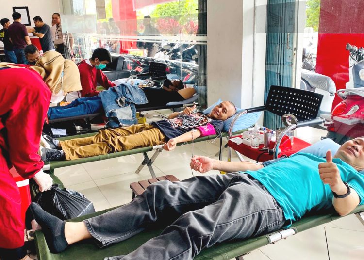 Aksi donor darah di kantor Astra Motor Kalimantan Barat.(ist)