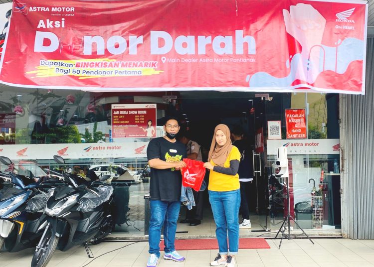 Pendonor darah menerima bingkisan dari Astra Motor Kalbar.(ist)