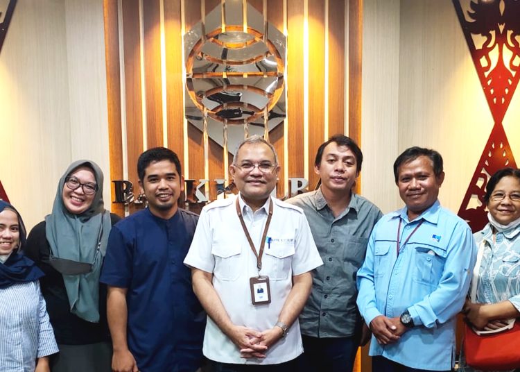 Prof Dr Eddy Suratman, ekonom Universitas Tanjungpura (baju putih) foto bersama kru Fojekha.