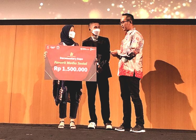 Ketua Yayasan AHM Ahmad Muhibbuddin memberikan hadiah kepada kreator film Safety Youth Riding pada malam awarding yang diselenggarakan di Kalbis Institute, Jakarta Utara, Rabu.(ist)