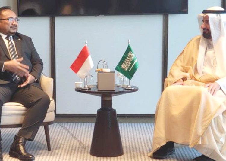 Menteri Agama RI Yaqut Cholil Qoumas (kiri) bersama Menteri Haji dan Umrah Arab Saudi Tawfiq F Al Rabiah di Kota Jeddah, Arab Saudi, Ahad.(kemenag)