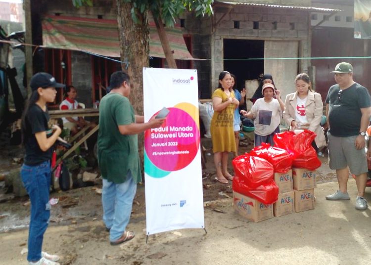 Indosat Ooredoo Hutchison (IOH) menyalurkan bantuan kebutuhan pokok dan komunikasi bagi masyarakat terdampak bencana banjir dan longsor di kota Manado.(ist)