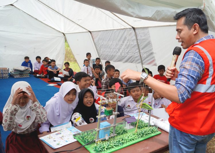 Pegawai PLN mengajar anak-anak SD yang bangunannya rubuh akibat Gempa Cianjur.(ist)