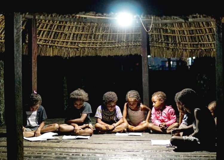 Anak-anak di daerah pedesaan nikmati penerangan listrik PLN.(ist)