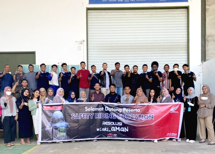 Instruktur Safety Riding Astra Motor Kalbar foto bersama Peserta Edukasi dari PT Parama Global Ispira DC Pontianak.(ist)