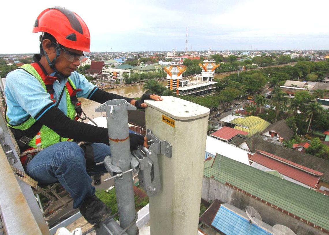 Teknisi XL Axiata memerika jaringan di kawasan wisata Siring Menara Pandang, Kota Banjarmasin, Kalimantan Selatan.(ist)