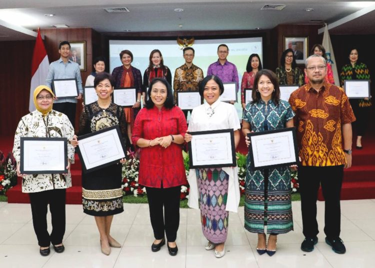 Chair G20 Empower Presidensi Indonesia, Yessie D Yosetya (tengah), Co-Chair G20 Empower Presidensi Indonesia, Rinawati Prihatiningsih (kanan) bersama Menteri Pemberdayaan Perempuan dan Perlindungan Anak (KPPPA), Bintang Puspayoga (baju merah).(ist)