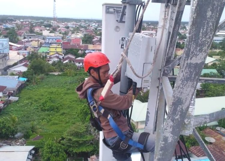 Teknisi melakukan pemeliharaan rutin di atas menara BTS milik XL Axiata di Singkawang dan Pontianak.(ist)