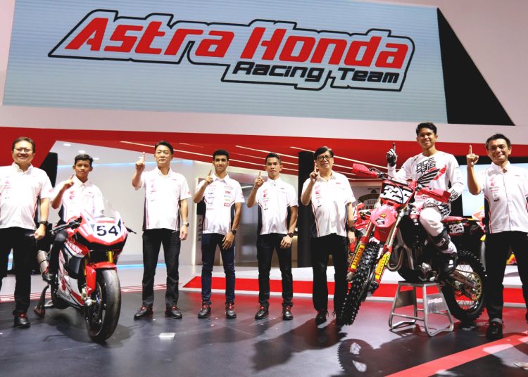 AHM perkenalkan pebalap binaan pada gelaran Indonesia International Motor Show 2023. Dari kiri, Marketing Director AHM Thomas Wijaya, Veda Ega Pratama, President Director AHM Keiichi Yasuda, Andi Gilang, Gerry Salim, Executive Vice President Director AHM Johannes Loman, Delvintor Alfarizi, Marketing Director AHM Tetsuya Komine.(ist)