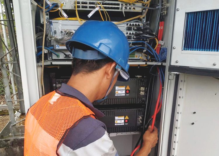 Perawatan perangkat BTS XL Axiata, yang merupakan Green BTS, di Desa Reba Tinggi, Kecamatan Dempo Utara, Kota Pagar Alam, Provinsi Sumatera Selatan, Kamis.