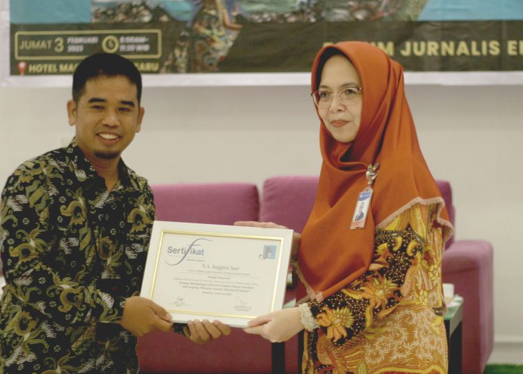 Kepala Kantor Perwakilan Bank Indonesia Kalimantan Barat, NA Anggini Sari menerima penghargaan dari Ketua Fojekha, Dedi.