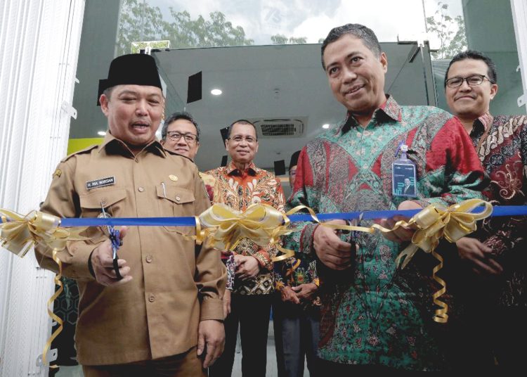 Direktur Consumer Bank BTN, Hirwandi Gafar (kanan) dan Wakil Gubernur  Kalimantan Barat, Ria Norsan meresmikan Kantor Cabang Syariah (KCS) Pontianak, Kalbar, Selasa.(ist)
