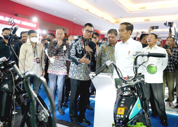 Dirut PLN Darmawan Prasodjo menjelaskan ekosistem kendaraan listrik PLN kepada Presiden RI Joko Widodo, saat pembukaan pameran otomotif tahunan The 30th Indonesia International Motor Show (IIMS) 2023, Kamis.(ist)