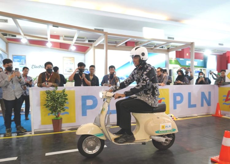 Direktur Utama PLN, Darmawan Prasodjo mencoba motor listrik saat gelaran IIMS 2023.(ist)